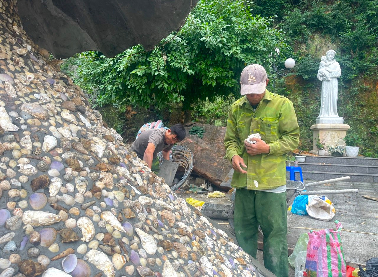 Cây thông được gắn hàng triệu vỏ ốc, hến, sò lên thân vây và 5 tán lá. Cây thông được gắn hàng triệu vỏ ốc, hến, sò lên thân vây và 5 tán lá.