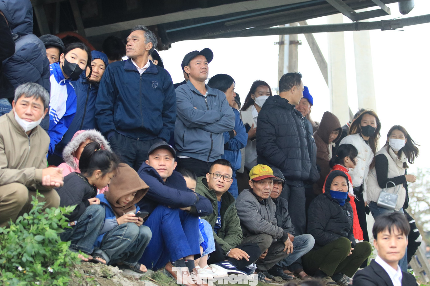 Người dân ngồi khắp bờ sông, gầm cầu, lan can để được tận mắt theo dõi các đội thi đấu. Người dân ngồi khắp bờ sông, gầm cầu, lan can để được tận mắt theo dõi các đội thi đấu.