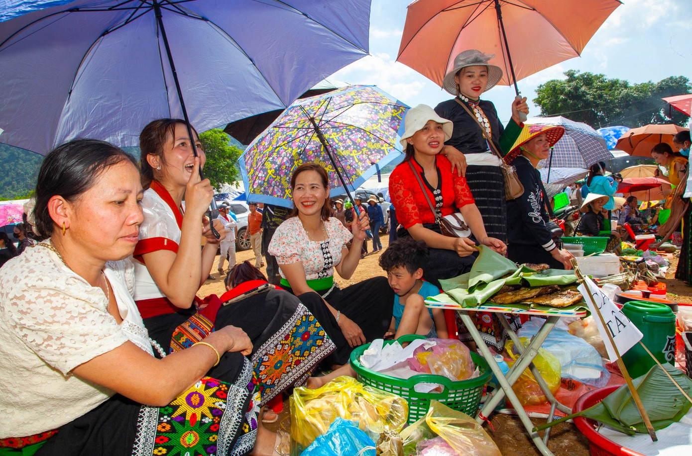 Những sản phẩm được bày bán ở chợ chủ yếu là sản phẩm thủ công do chính người dân tự làm mang ra bán. Những sản phẩm được bày bán ở chợ chủ yếu là sản phẩm thủ công do chính người dân tự làm mang ra bán.