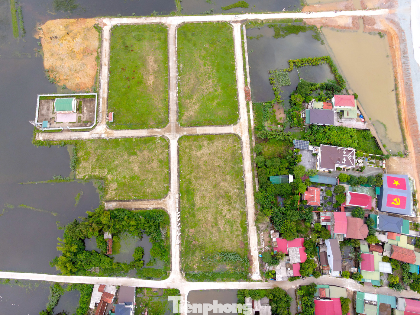 Trước tính cấp thiết nói trên, cơ quan chức năng tỉnh Nghệ An đã phê duyệt dự án xây dựng cơ sở hạ tầng khu tái định cư di dân khẩn cấp ra khỏi vùng thiên tai. Tuy nhiên, do thiếu vốn nên mãi đến năm 2020, dự án mới được triển khai. Do dự án chậm tiến độ, từ 58 hộ trong diện di dời, nay cụm dân cư Hòa Lam đã có 82 hộ dân phải di dời. Khu tái định cư dành cho cụm dân cư Hòa Lam được xây dựng trên diện tích hơn 3ha, cách khu dân cư cũ chừng 200m.