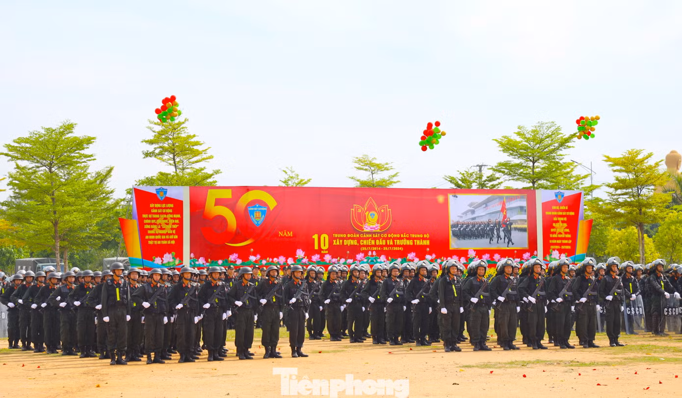 Quang cảnh buổi lễ kỷ niệm 10 năm thành lập Trung đoàn Cảnh sát Cơ động Bắc Trung Bộ.