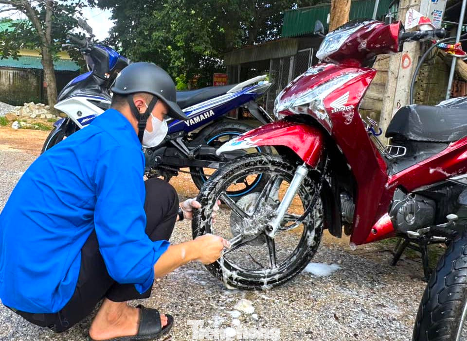 Dù thời tiết nắng nóng nhưng các đoàn viên vẫn nhiệt tình rửa xe cho người dân, mong muốn có thêm thật nhiều tiền cho quỹ hoạt động.