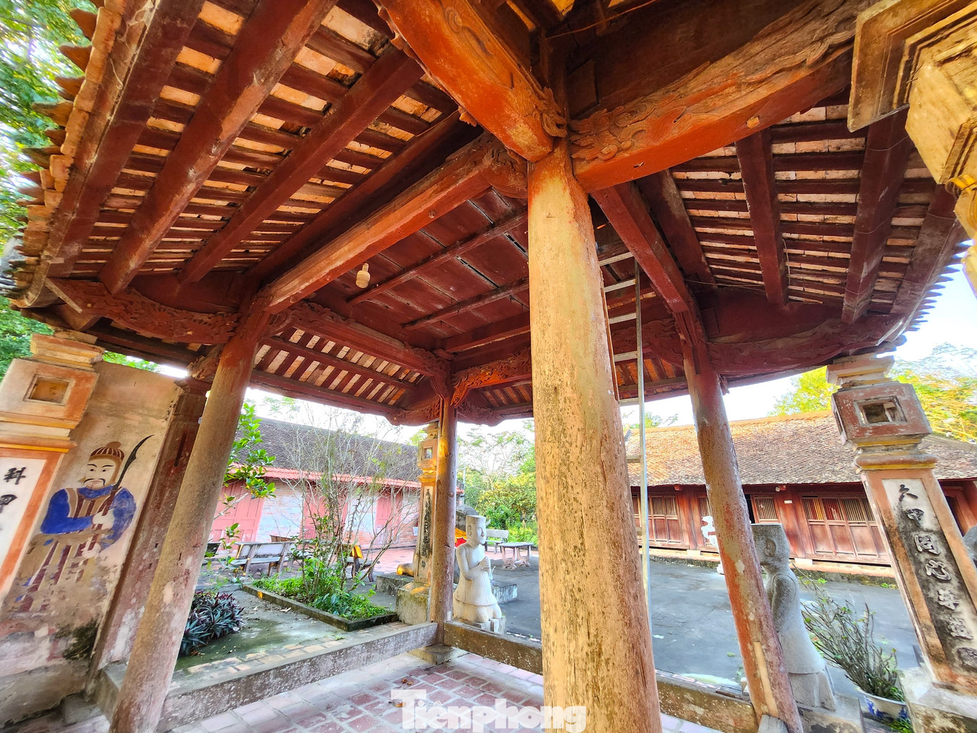 Đây là một ngôi nhà có 4 cột, 2 tầng, 8 mái với các đầu đao cong vút. Một số tài liệu ghi chép thể hiện, nghi môn đền Cả là nơi các vị chức sắc hương hào, trưởng lão nghỉ ngơi và tịnh túc trước khi vào đền tế thần. Công trình này có hình dạng như Khuê Văn Các tại Văn miếu Quốc Tử Giám. Tầng dưới của nghi môn để trống, tầng trên có 4 cửa thông ra 4 hướng và thông xuống tầng dưới bằng một lỗ cửa của ván trần. Ngày nay người dân hàn một chiếc thang sắt để leo lên tầng trên thắp hương ngày lễ.