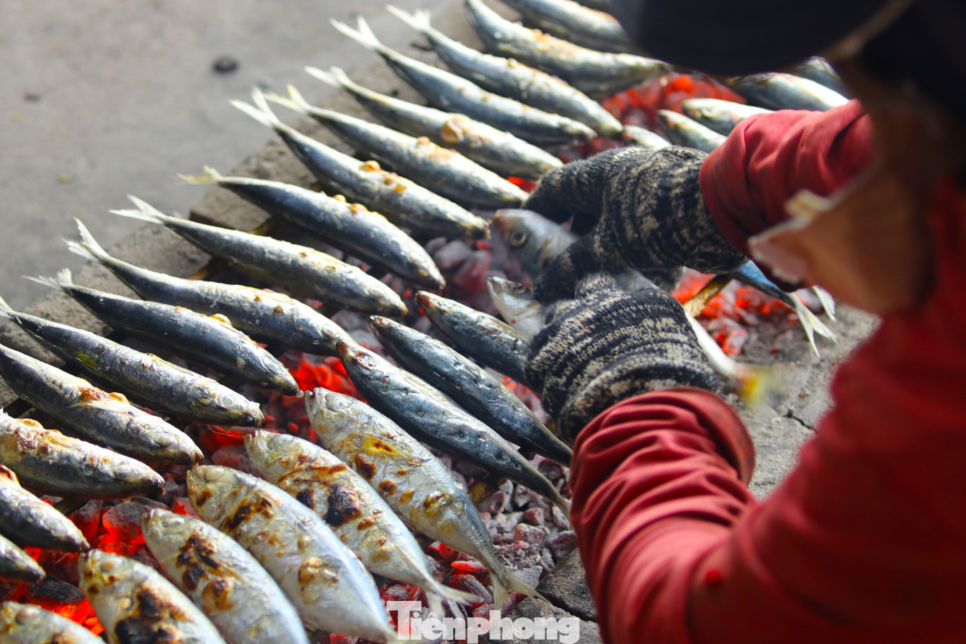 Tay những người thợ phải thoăn thoắt đảo cá để cá không bị cháy.