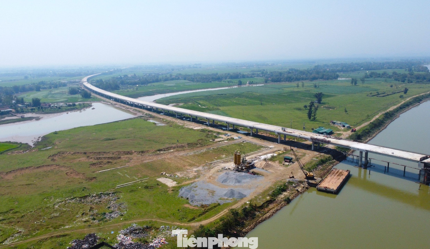 Trên địa phận tỉnh Hà Tĩnh, cầu dẫn dài hơn 2,2km đã được hoàn thiện.