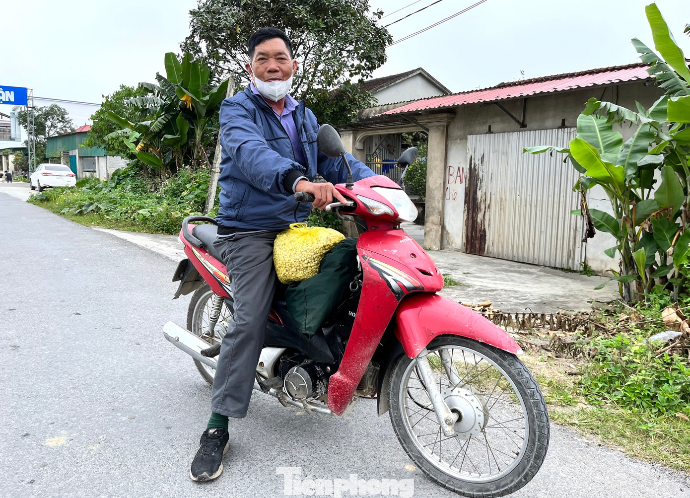Hành tăm thường được làm gia vị để chế biến nhiều món ăn thường ngày. Vị hành tăm đặc trưng nên nhiều món ăn không thể thiếu hành tăm. Ngoài làm gia vị, trong Đông Y hành tăm còn được sử dụng như một vị thuốc để sát khuẩn, giải độc, trị cảm hàn. Chính vì công dụng rộng rãi, hành tăm rất được người dân ưa chuộng và tìm mua.