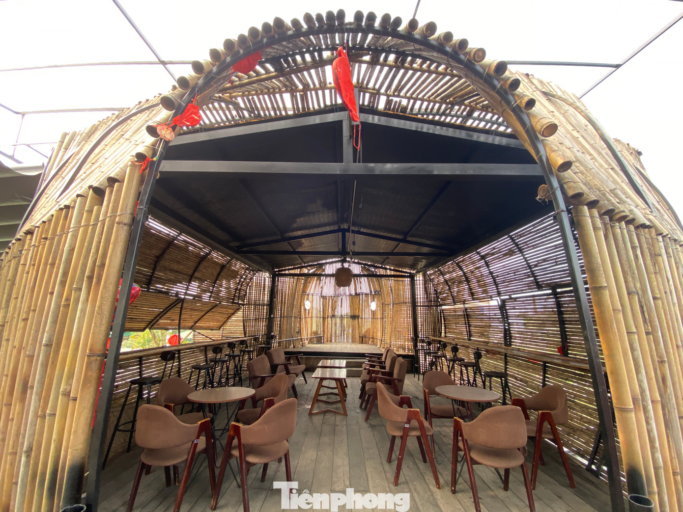 Bên trong bụng voi cũng được chủ quán đặt những bộ bàn ghế để du khách đến trải nghiệm.