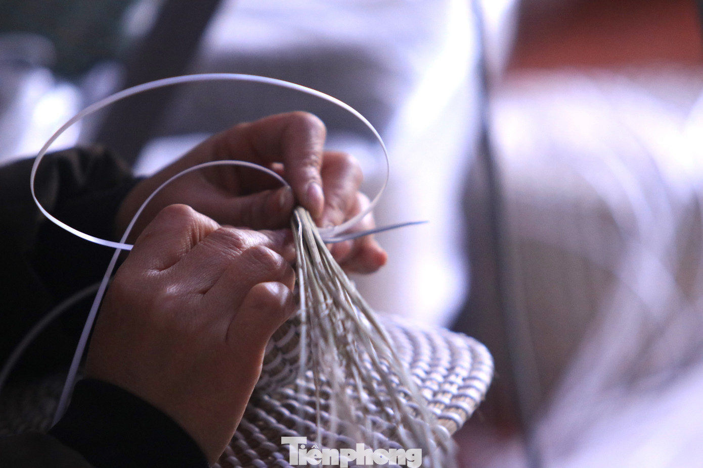 Khi đã tìm được thị trường tiêu thụ ổn định, chị Hân về các làng quê ở huyện Yên Thành, Diễn Châu, Tân Kỳ… mở lớp dạy nghề đan cói miễn phí cho phụ nữ, những người khuyết tật. Truyền nghề xong, chị Hân cung cấp nguyên vật liệu, đặt hàng và nhận bao tiêu sản phẩm để mọi người yên tâm sản xuất. Từ đó, giúp những người yếu thế có công ăn việc làm, vươn lên thoát nghèo.