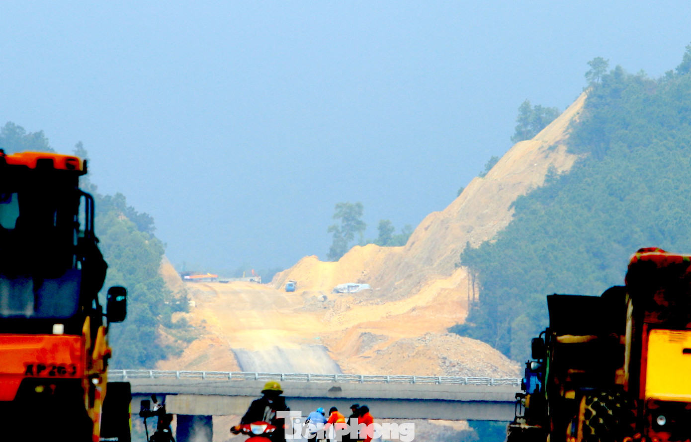 "Các công ty đã đăng ký làm xuyên Tết. Trong đó Công ty TNHH Hòa Hiệp có 3 mũi thi công ở hầm Thần Vũ, cầu Xuân Dương 2, thi công trên tuyến, nút giao Quốc lộ 46B. Công ty Thái Yên có 4 mũi thi công, công ty 456 có 2 mũi thi công, Cienco 4 có 4 mũi thi công. Trên công trường, các công ty vẫn làm việc bình thường và đảm bảo tiến độ đề ra", lãnh đạo Công ty Cổ phần đầu tư Phúc Thành Hưng chia sẻ.