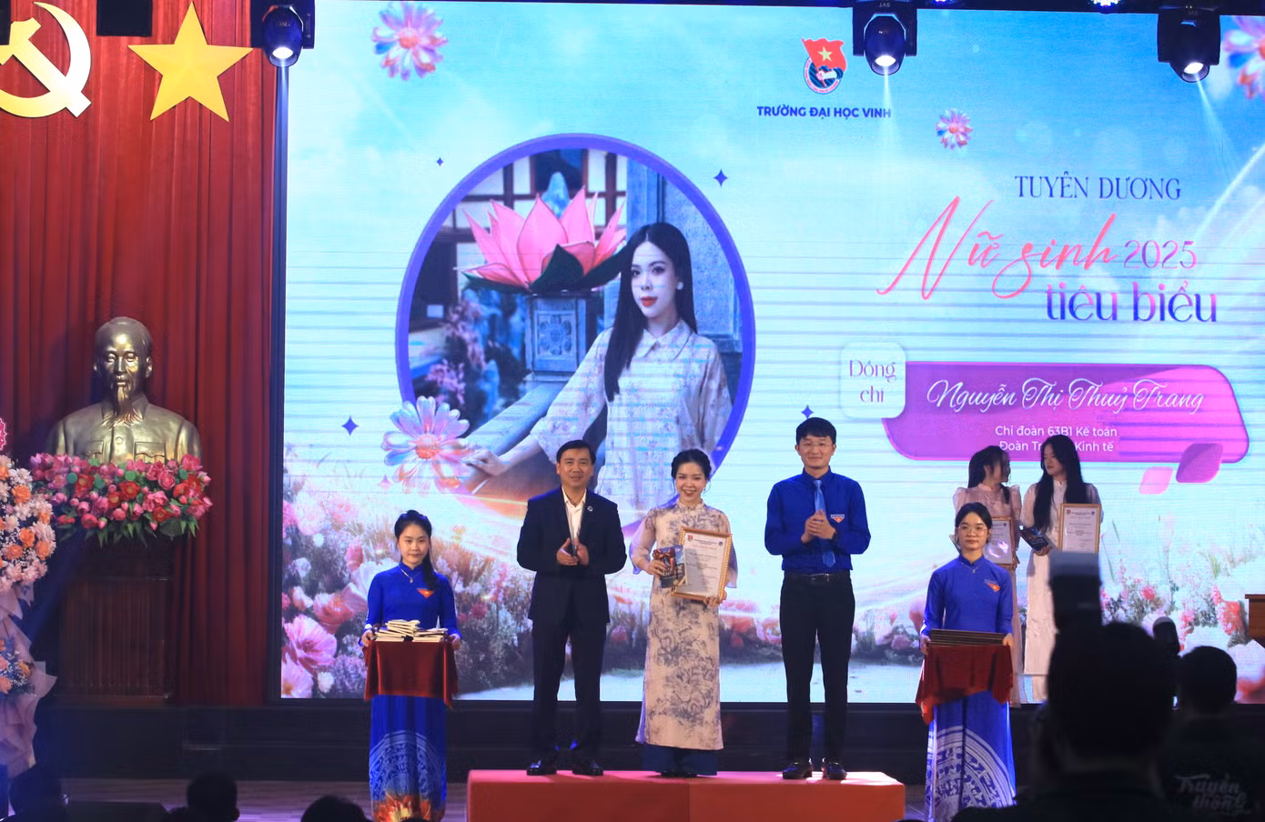 Anh Trần Linh - Ủy viên Ban Thư ký T.Ư Hội Sinh viên Việt Nam, Phó Bí thư thường trực Tỉnh Đoàn Nghệ An, Chủ tịch Hội Sinh viên Tỉnh, Chủ tịch Hội đồng đội tỉnh và TS. Nguyễn Ngọc Hiền - Bí thư Đảng ủy, Chủ tịch Hội đồng trường Đại học Vinh trao tặng Giấy chứng nhận cho các nữ sinh tiêu biểu.