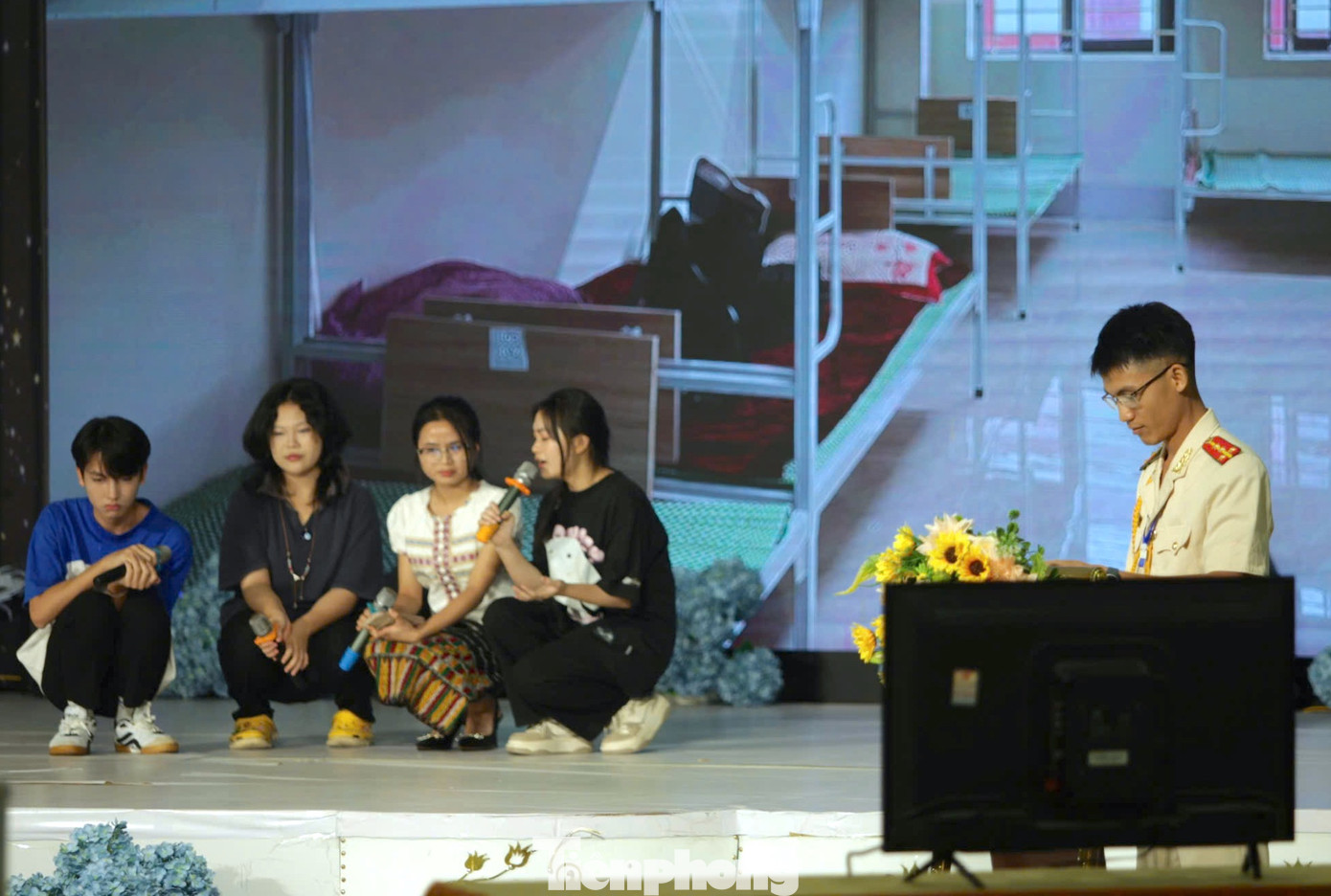 Từ 10 thí sinh, Ban tổ chức chọn ra 4 thí sinh bước vào phần thi xử lý tình huống.