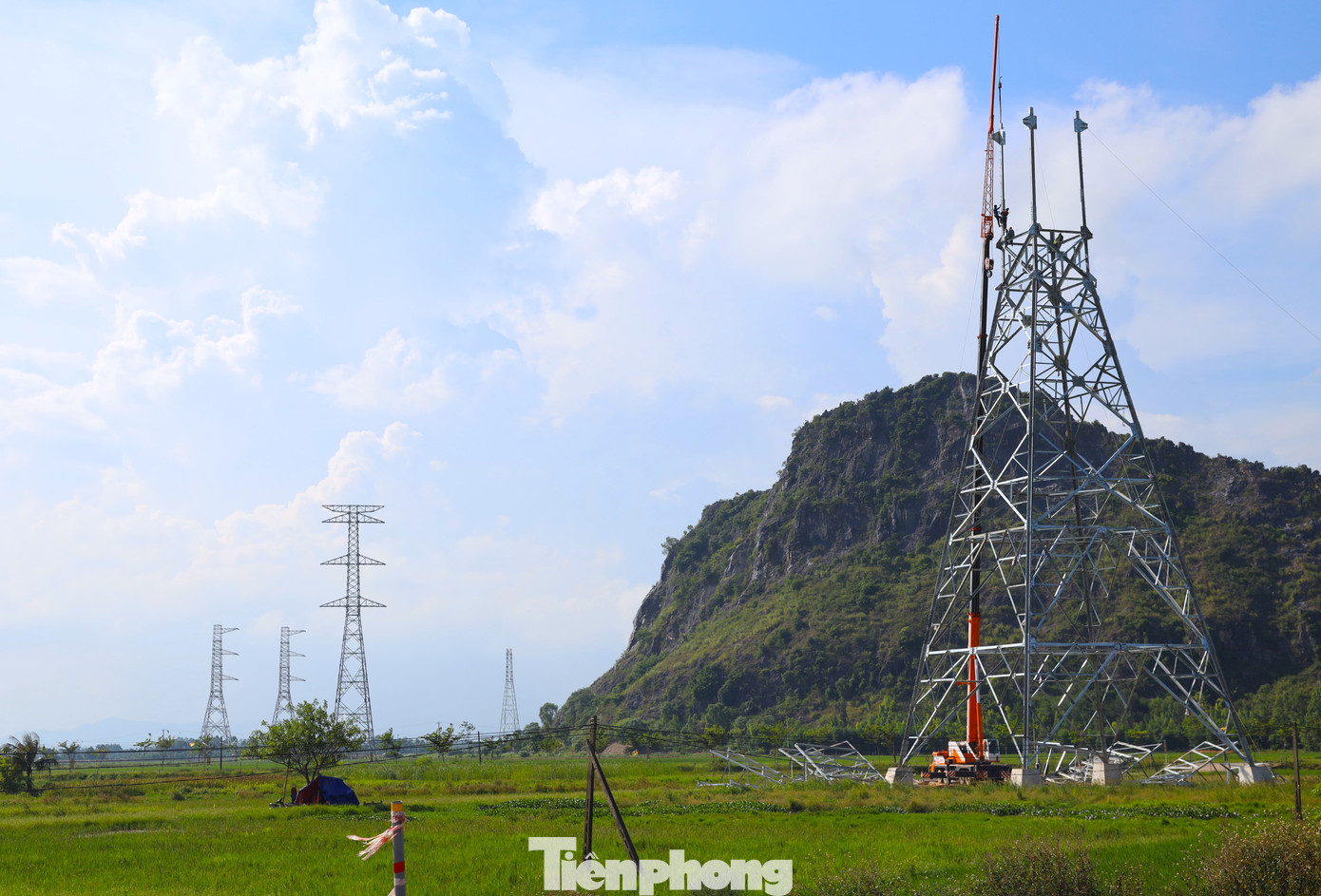 Đến thời điểm hiện tại, phần lớn các cột điện đã được dựng. Nhiều khoảng cột đã được kéo dây sẵn sàng chờ đến ngày đóng điện nối liền mạch từ Quảng Trạch (Quảng Bình) - Phố Nối (Hưng Yên).