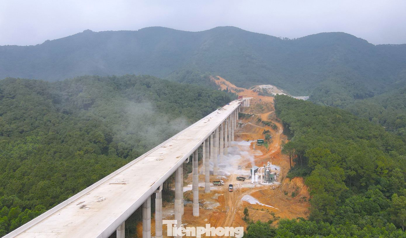 Dự án cao tốc Bắc Nam đoạn Diễn Châu - Bãi Vọt được khởi công từ năm 2021. Dự án có tổng chiều dài hơn 49 km đi qua tỉnh Nghệ An (44,4km) và tỉnh Hà Tĩnh (4,9km). Đây là một trong ba dự án thành phần được đầu tư theo hình thức đối tác công - tư (PPP). Dự án có tổng vốn đầu tư giai đoạn phân kỳ là hơn 11.157 tỷ đồng. Trong đó, nguồn vốn nhà đầu tư huy động là 5.090 tỷ đồng, vốn Nhà nước là hơn 6.067 tỷ đồng. Dự án cao tốc Bắc Nam đoạn Diễn Châu - Bãi Vọt được khởi công từ năm 2021. Dự án có tổng chiều dài hơn 49 km đi qua tỉnh Nghệ An (44,4km) và tỉnh Hà Tĩnh (4,9km). Đây là một trong ba dự án thành phần được đầu tư theo hình thức đối tác công - tư (PPP). Dự án có tổng vốn đầu tư giai đoạn phân kỳ là hơn 11.157 tỷ đồng. Trong đó, nguồn vốn nhà đầu tư huy động là 5.090 tỷ đồng, vốn Nhà nước là hơn 6.067 tỷ đồng.