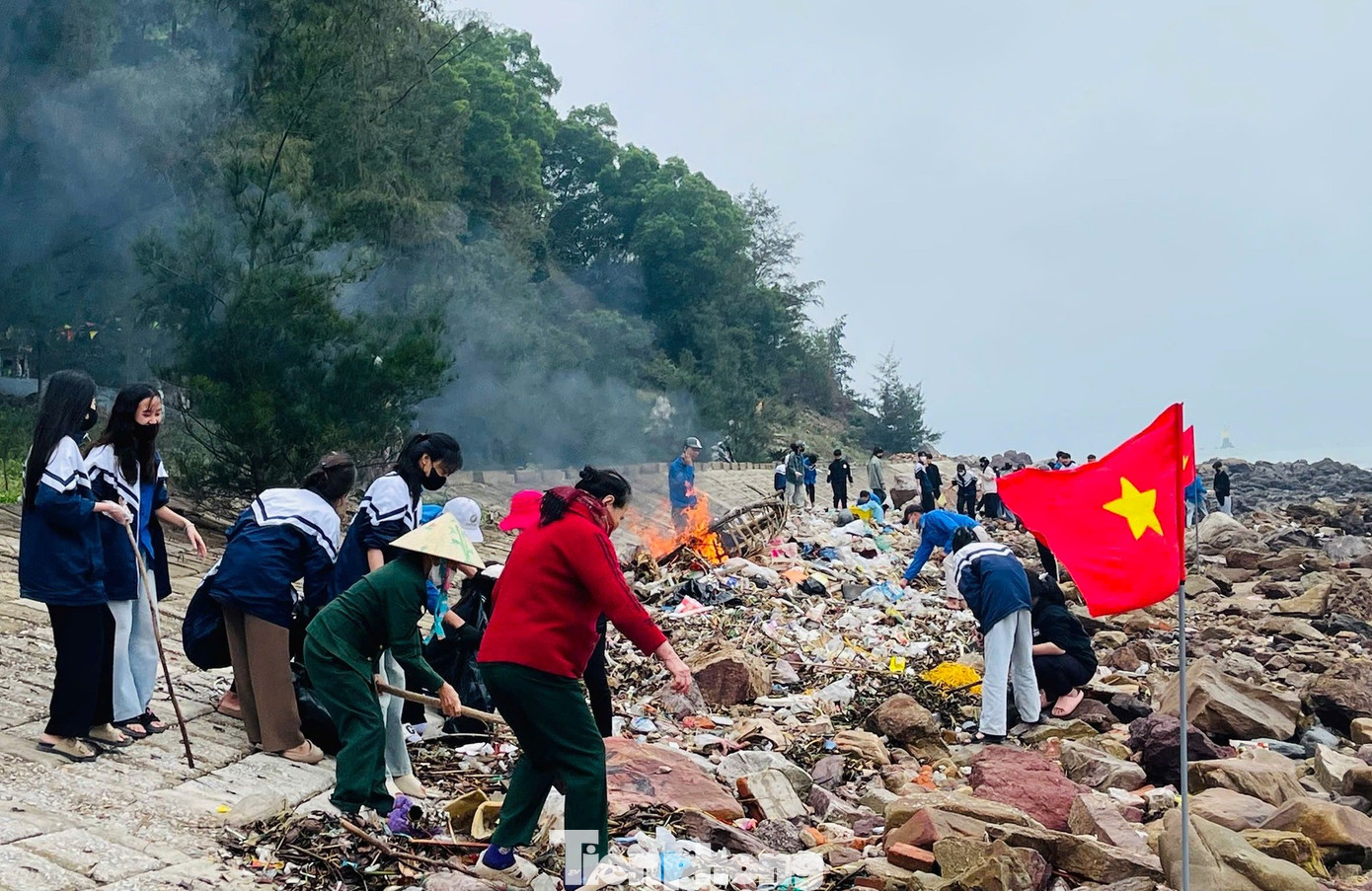 Sau khi gom lại, các loại rác sẽ được đốt tiêu hủy. Sau khi gom lại, các loại rác sẽ được đốt tiêu hủy.