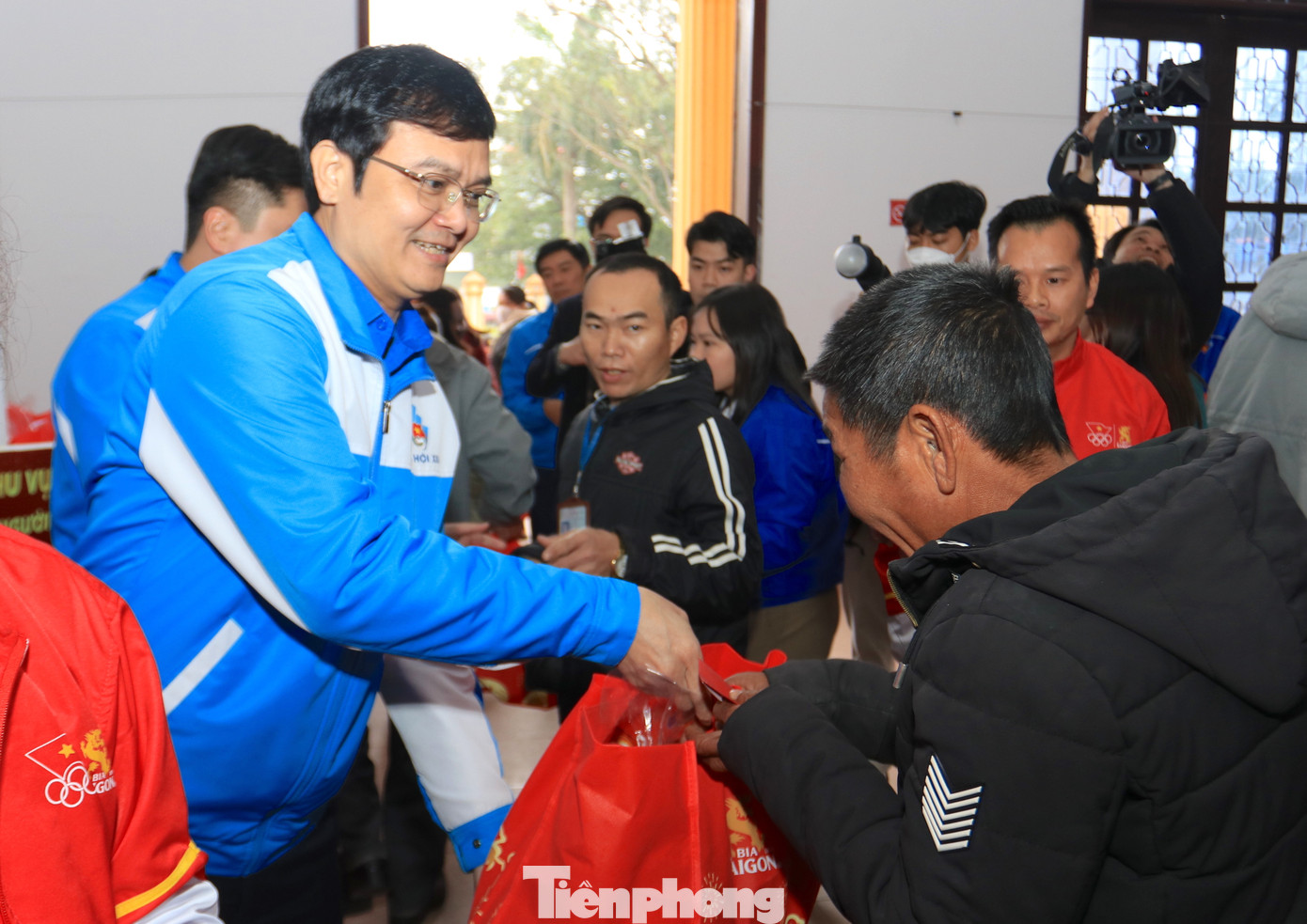 Anh Bùi Quang Huy - Ủy viên dự khuyết BCH T.Ư Đảng, Bí thư thứ nhất BCH T.Ư Đoàn trao tặng những phần quà Tết kèm những lời động viên, lời chúc ý nghĩa đến các công nhân lao động mất việc làm, những ngư dân có hoàn cảnh khó khăn trên địa bàn huyện Diễn Châu.