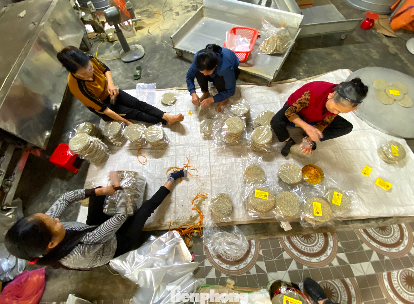 Làng bánh đa Tây Lân sản xuất quanh năm. Tuy nhiên, dịp Tết Nguyên đán lượng khách đặt mua nhiều nên các cơ sở cũng tăng cường sản xuất bánh.