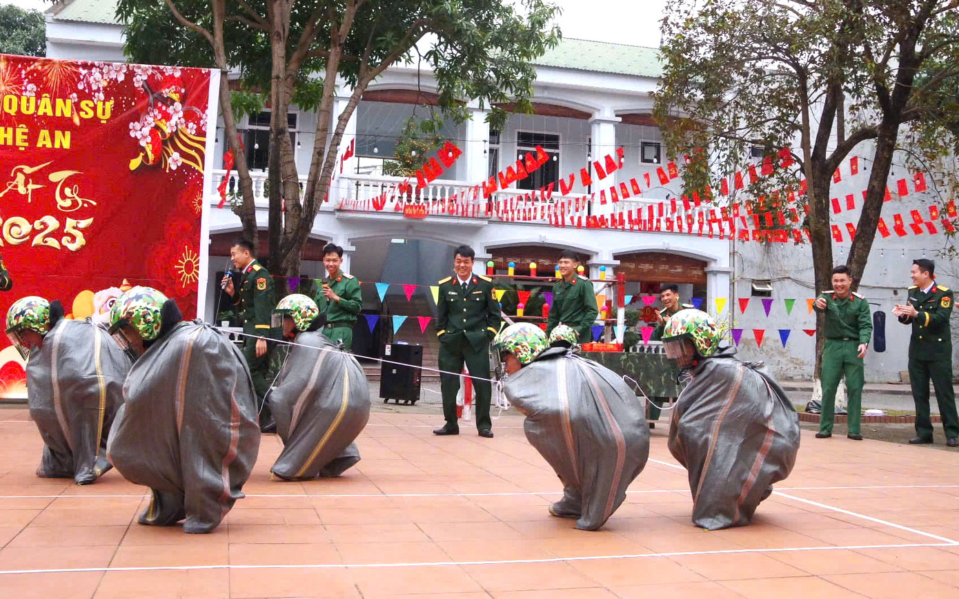 Các đội ra sức tranh tài thi đấu để giành những phần thưởng may mắn đầu năm trong những tiếng cười sảng khoái. Các đội ra sức tranh tài thi đấu để giành những phần thưởng may mắn đầu năm trong những tiếng cười sảng khoái.