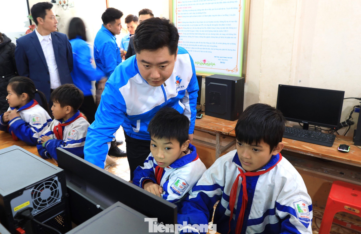 Công trình nằm trong chương trình “Sóng và máy tính cho em” được thực hiện tại 4 trường học ở các huyện Nghi Lộc, Quỳ Châu, Kỳ Sơn, Con Cuông do Ngân hàng BIDV chi nhánh Nghệ An và Tỉnh Đoàn Nghệ An phối hợp thực hiện. Toàn bộ công trình sẽ trao tặng 65 máy tính cho các trường học với trị giá hơn 500 triệu đồng. Công trình nằm trong chương trình “Sóng và máy tính cho em” được thực hiện tại 4 trường học ở các huyện Nghi Lộc, Quỳ Châu, Kỳ Sơn, Con Cuông do Ngân hàng BIDV chi nhánh Nghệ An và Tỉnh Đoàn Nghệ An phối hợp thực hiện. Toàn bộ công trình sẽ trao tặng 65 máy tính cho các trường học với trị giá hơn 500 triệu đồng.