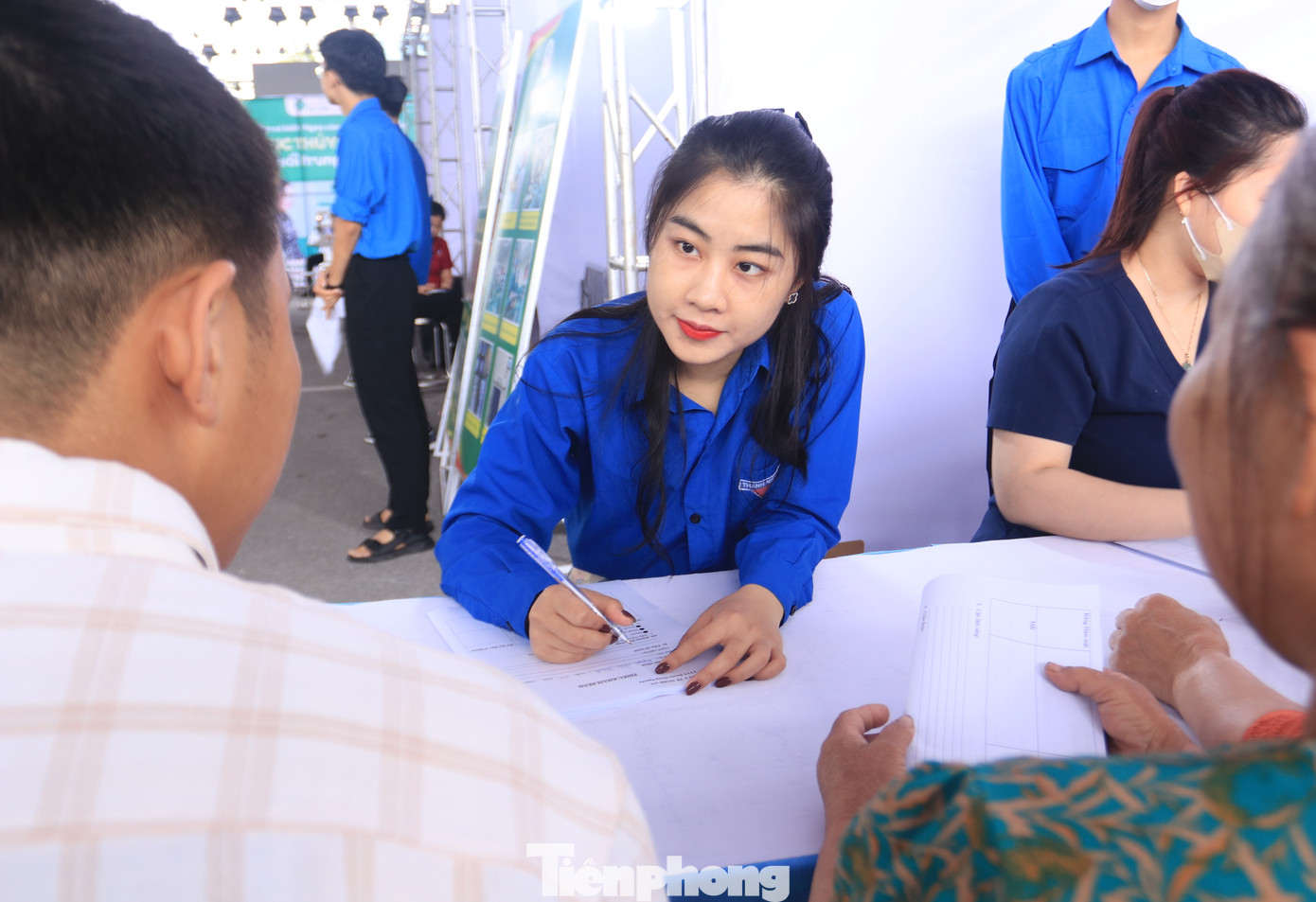 Các tình nguyện viên, đoàn viên thanh niên tỉnh Nghệ An được bố trí để ghi phiếu, hướng dẫn thanh niên công nhân, người dân được thăm khám đầy đủ các hạng mục. Các tình nguyện viên, đoàn viên thanh niên tỉnh Nghệ An được bố trí để ghi phiếu, hướng dẫn thanh niên công nhân, người dân được thăm khám đầy đủ các hạng mục.