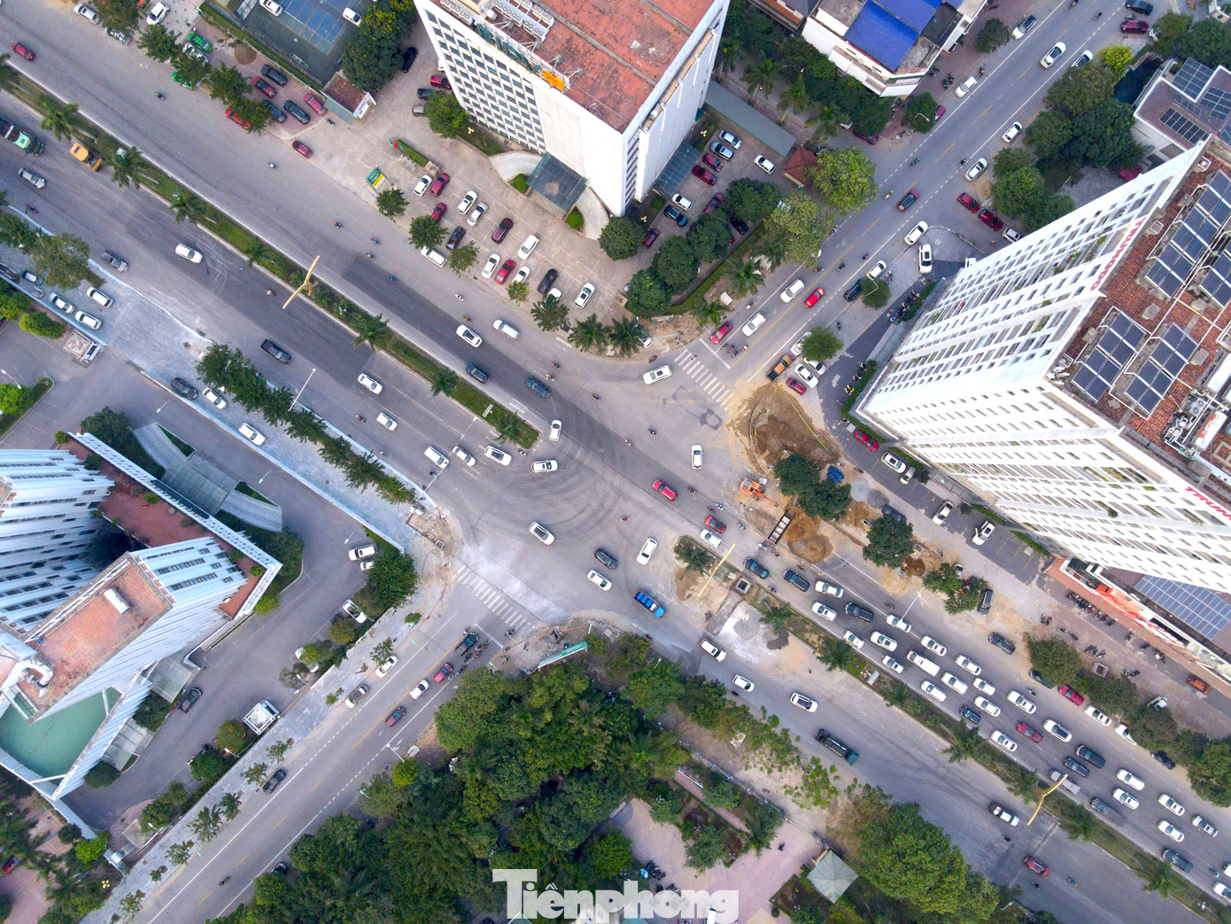 Thực tế thì nhiều điểm đơn vị thi công cùng đào đào lên nhưng làm dở dang kéo dài đã gây nên tình trạng ách tắc giao thông trên tuyến.