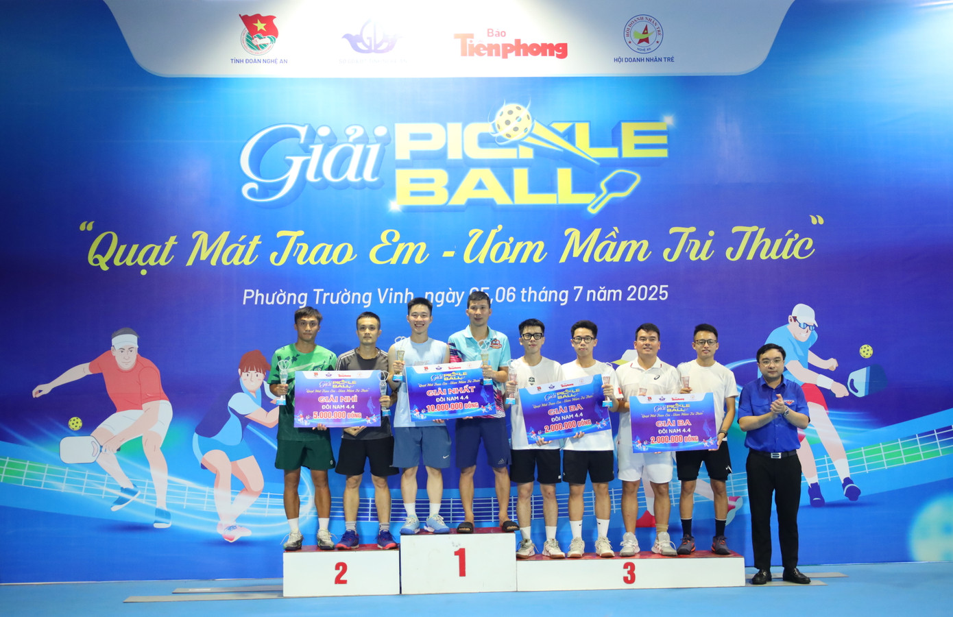 Ban tổ chức trao giải cho các đội thi ở trình 4.4. Ban tổ chức trao giải cho các đội thi ở trình 4.4.