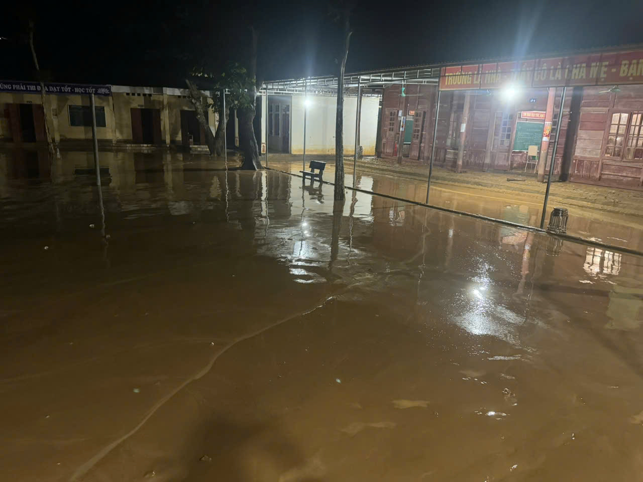 Tại Trường Phổ thông dân tộc bán trú tiểu học Lượng Minh (xã Lượng Minh), lũ ống đã khiến toàn bộ khuôn viên trường học bị ngập sâu khoảng 1m. Thời điểm này nhiều giáo viên đang túc trong trường học. Tuy nhiên nước lũ dâng cao, chảy xiết nên các thầy cô đã không kịp xoay xở.