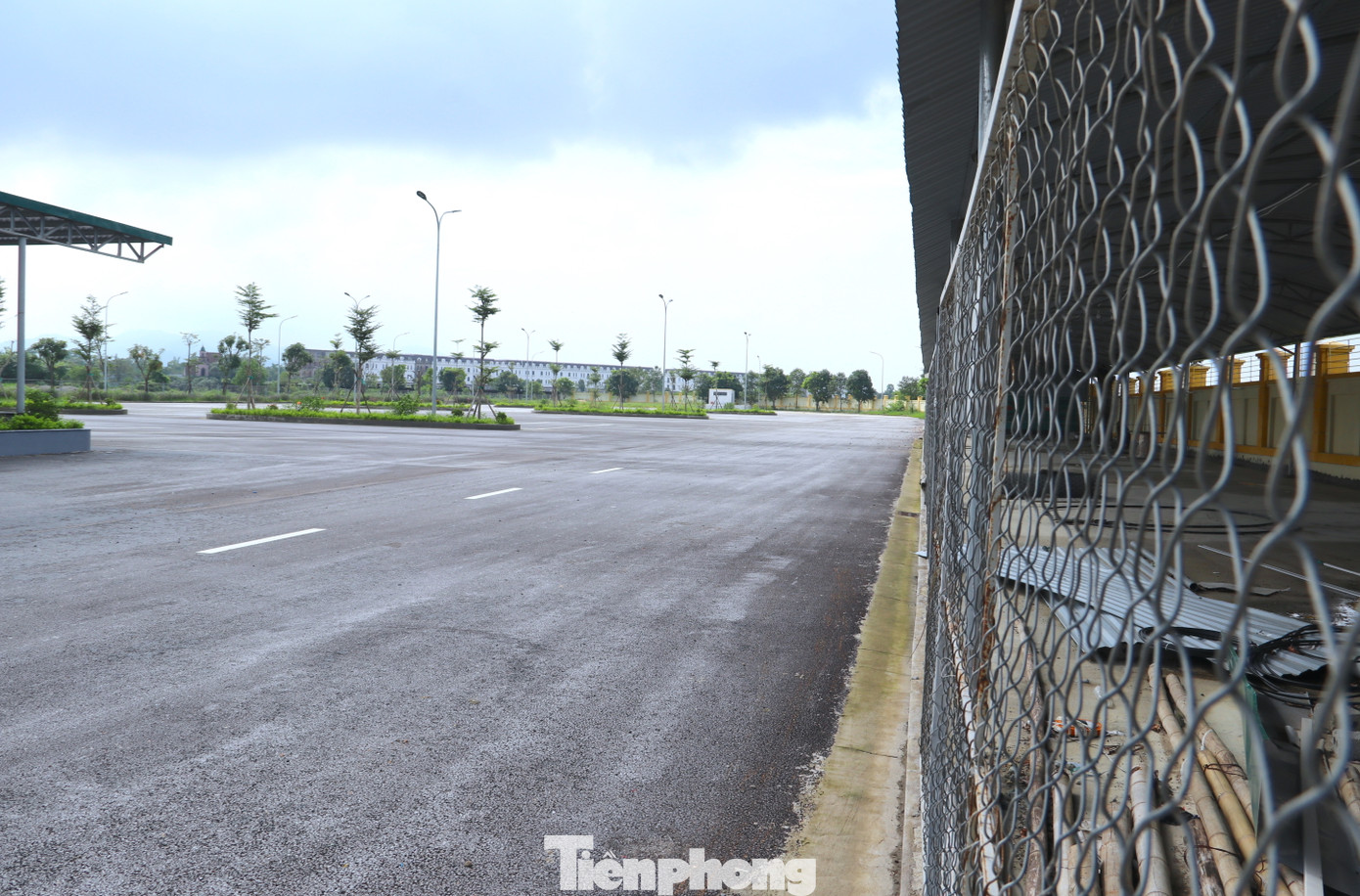 Sân bãi khu vực đậu xe đón hành khách đã được xây dựng hoàn thiện.