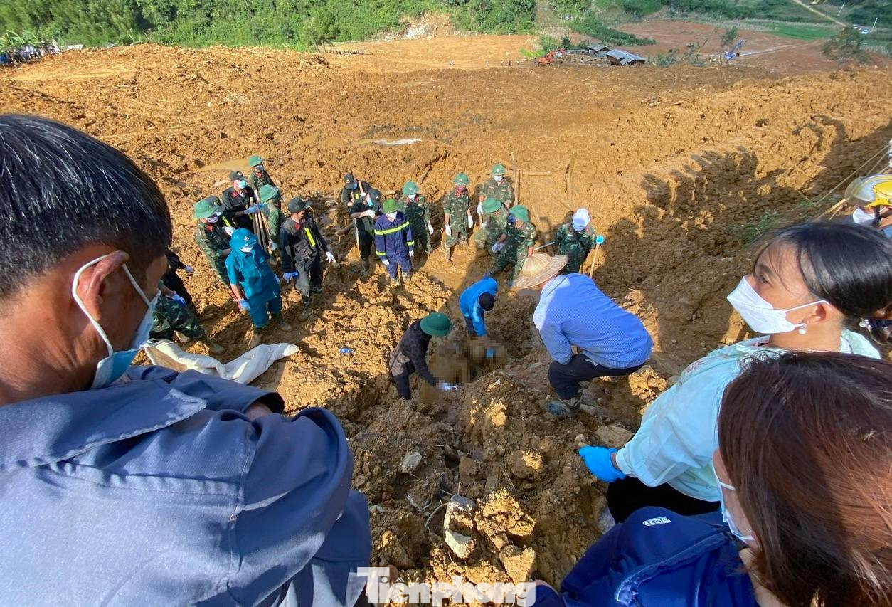 Sau 5 ngày tích cực tìm kiếm, đến chiều 13/9, cơ quan chức năng đã tìm thấy toàn bộ 9 thi thể bị vùi lấp sâu dưới lớp bùn đất.