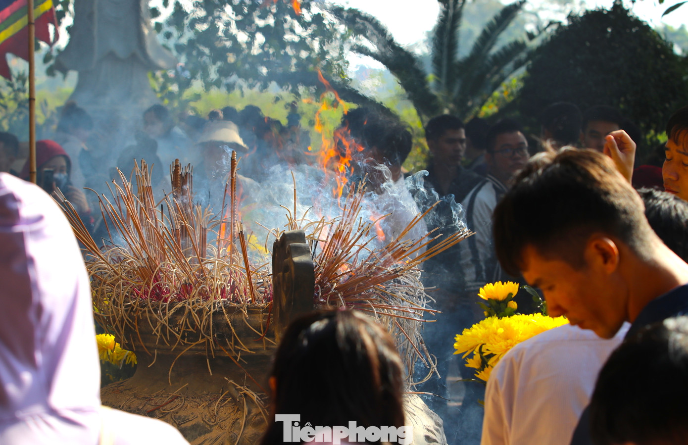 Du khách về thắp hương đông khiến lư hương rực cháy.