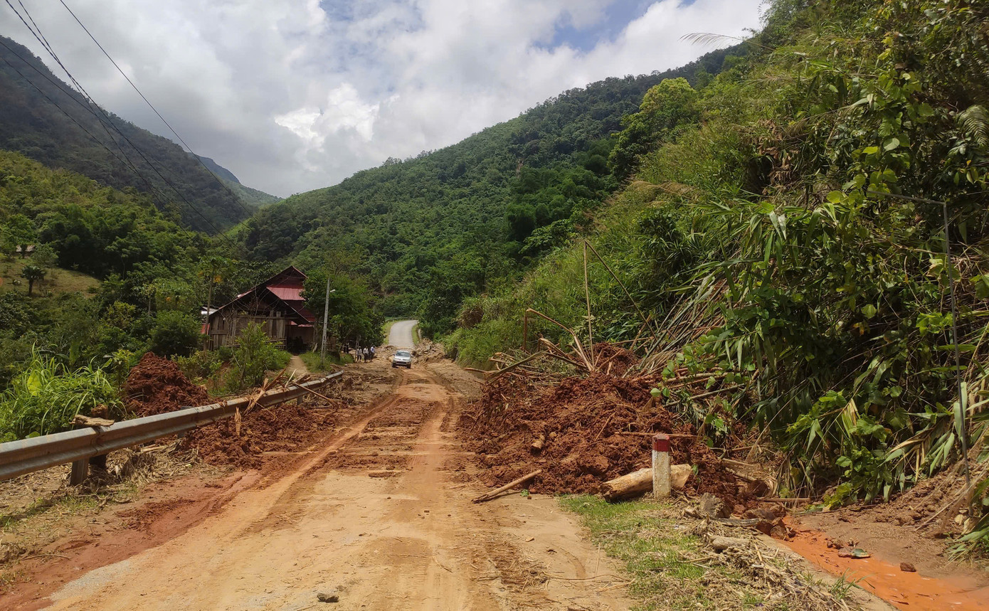 Mưa lũ đã khiến tuyến quốc lộ 16 bị hư hỏng nặng nề. Trong đó có hơn 40 điểm sạt lở ta luy dương và 6 điểm sạt lở taluy âm. Tại các điểm sạt lở taluy âm, đường bị đứt gãy, đổ sập hoàn toàn xuống suối.