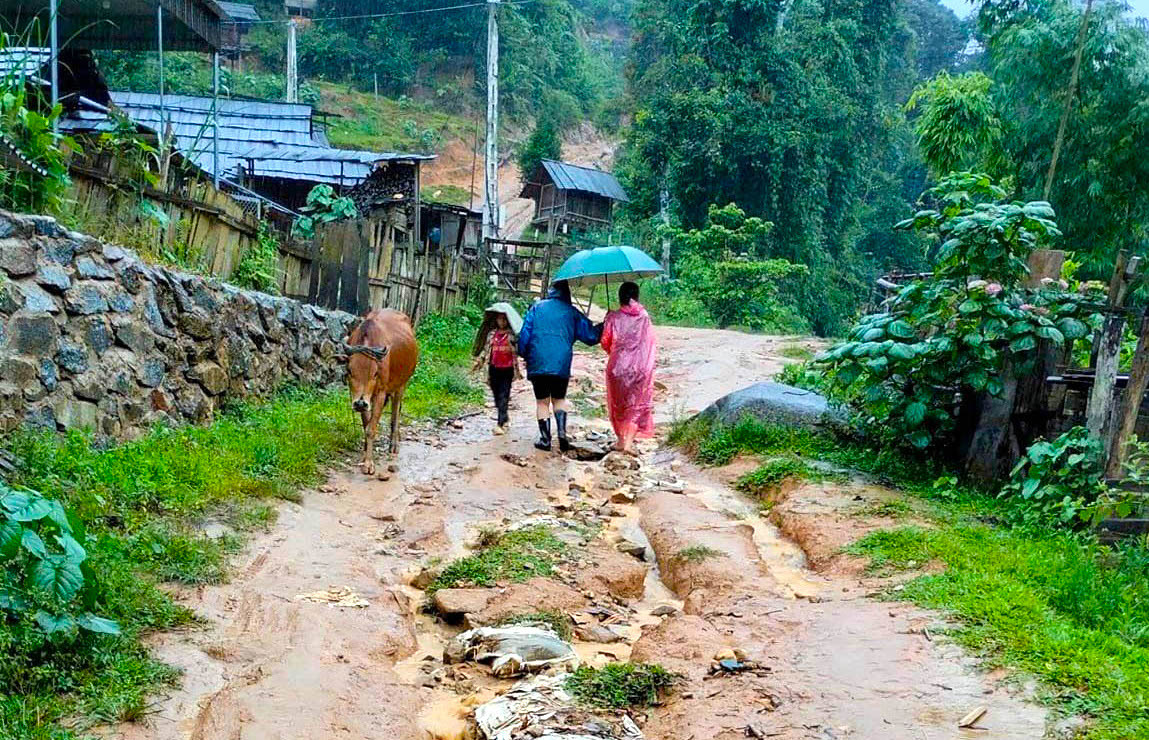 Cô Hoàng Thị Đài - Hiệu trưởng trường mầm non Tri Lễ (xã Tri Lễ) cho biết, bắt đầu từ ngày 1/8, trường đã cắt cử 14 giáo viên vào 5 điểm trường ở các bản của xã Tri Lễ vận động học sinh, phụ huynh cho con em đến trường đi học. "5 điểm trường Huồi Mới, Pà Khốm, Mường Lống, Huồi Xái, Nậm Tột là những điểm trường có 100% học sinh là con em đồng bào dân tộc Mông. Các giáo viên phải đến vận động phụ huynh cho các cháu từ 3-5 tuổi đến trường đi học", cô Đài nói.