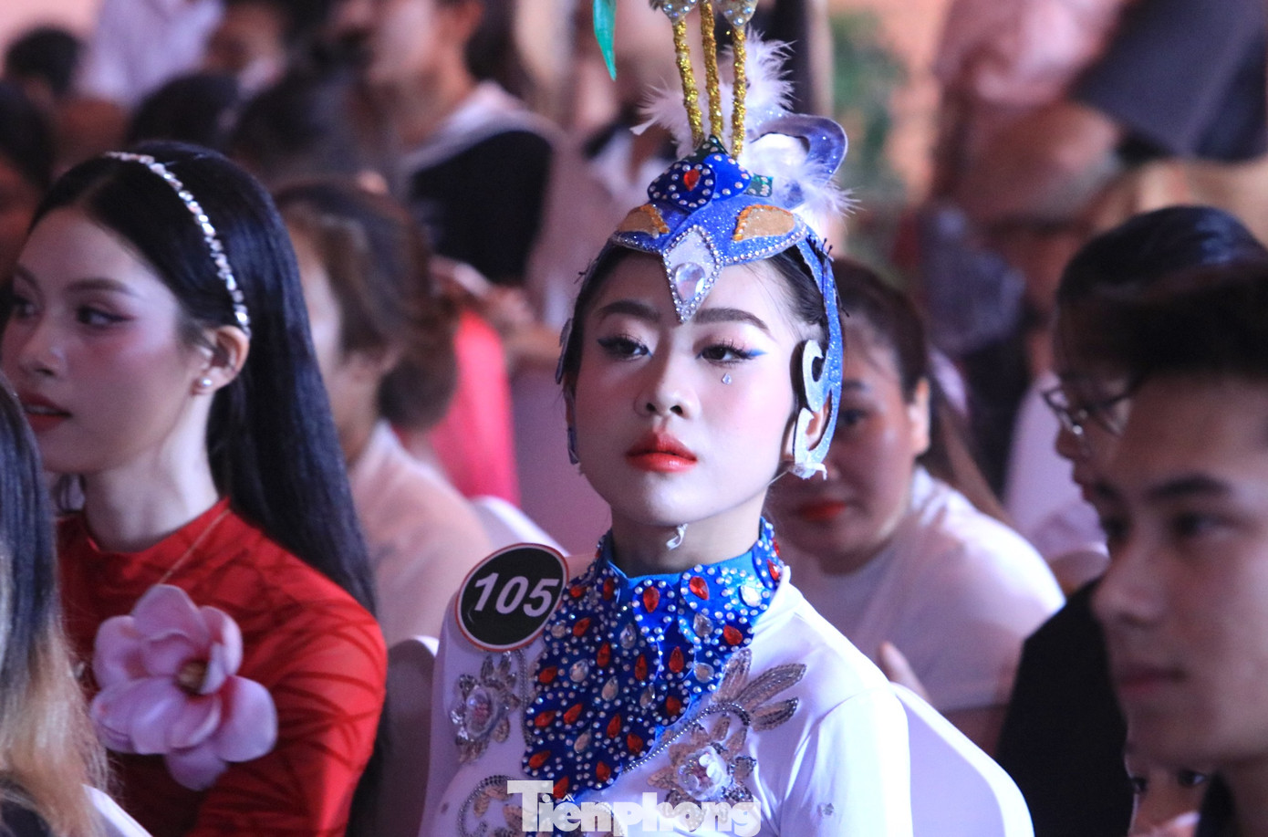 Trong lúc chờ đến lượt thi, các thí sinh chăm chú theo dõi phần thi của những thí sinh khác để rút kinh nghiệm cho bản thân khi lên sân khấu.