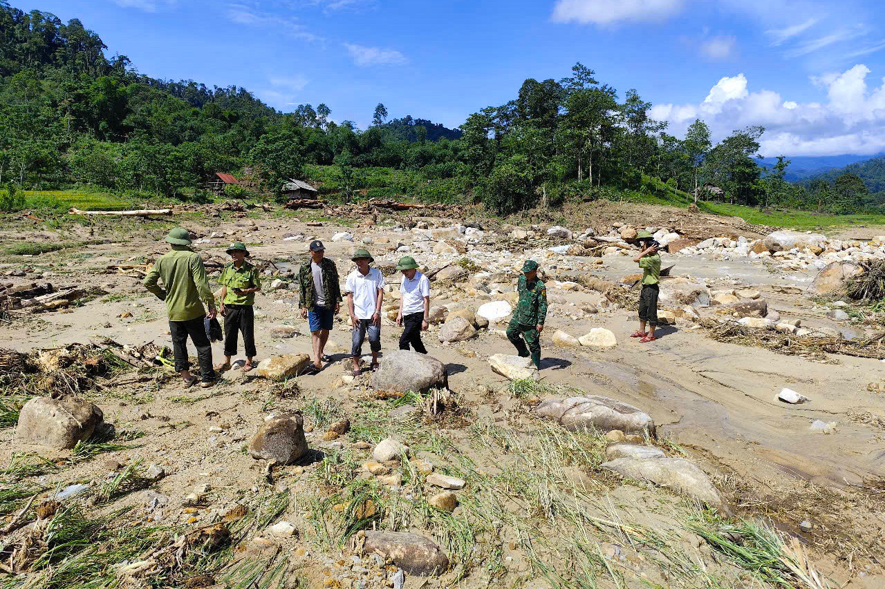 Chiều 29/5, cơ quan chức năng huyện Quế Phong (Nghệ An) đang khẩn trương phối hợp cùng chính quyền xã Hạnh Dịch và các đơn vị chức năng hỗ trợ người dân khắc phục hậu quả của trận lũ quét xảy ra vào tối 28/5 tại bản Long Thắng (xã Hạnh Dịch).