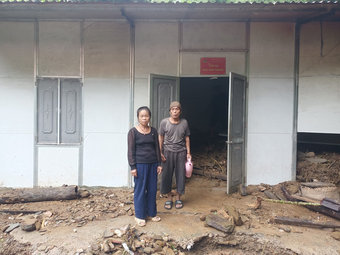 Hiện chính quyền địa phương đang hỗ trợ giúp gia đình ông Lương Văn Cẩm dọn dẹp nhà cửa, khắc phục hậu quả của mưa lũ.