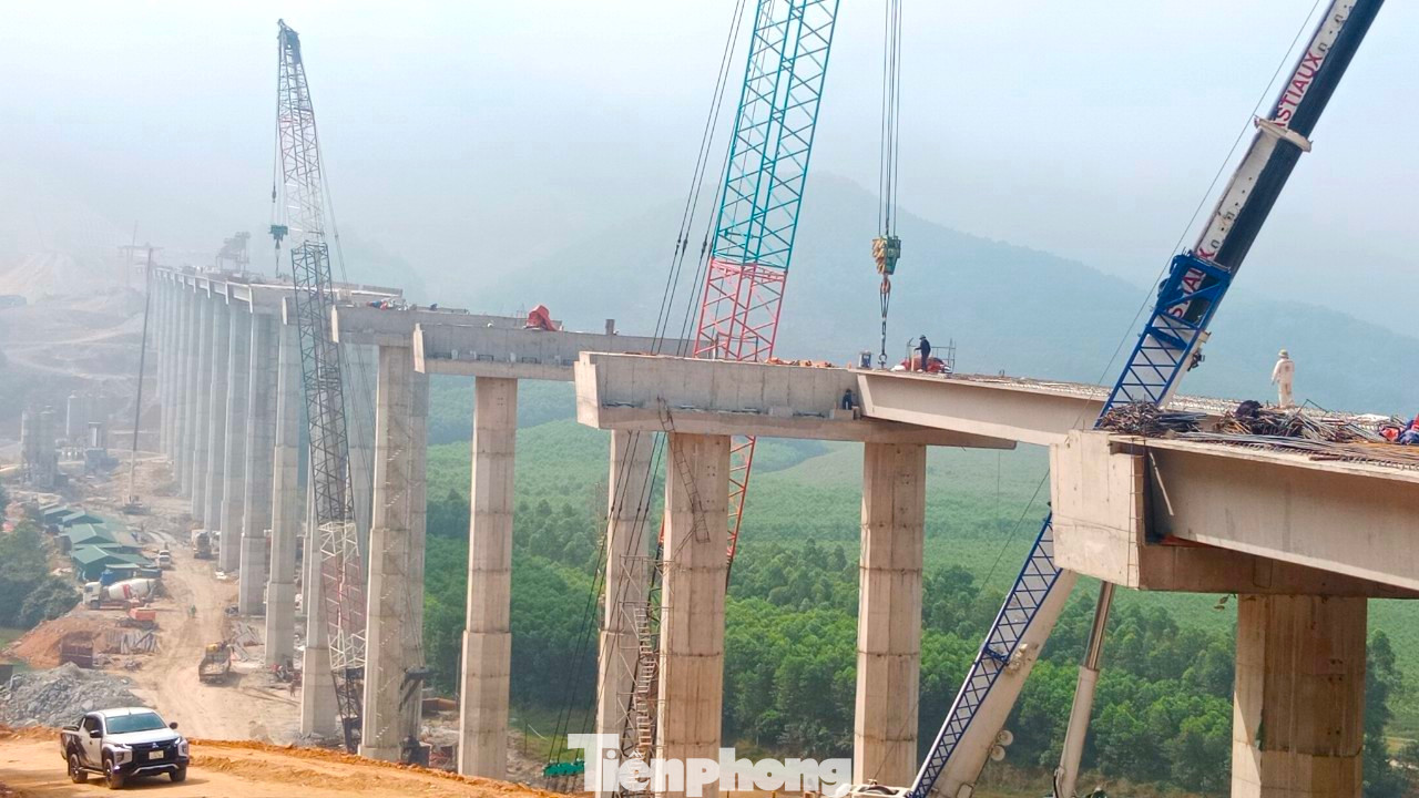 Cầu Thần Vũ 2 có chiều dài 1.287m nằm ở địa bàn xã Nghi Đồng (huyện Nghi Lộc, Nghệ An). Cây cầu được thiết kế với 32 nhịp dầm Super T. Do địa hình đồi núi cao nên cây cầu được thiết kế phần trụ cầu với chiều cao hàng chục mét. Cầu Thần Vũ 2 có chiều dài 1.287m nằm ở địa bàn xã Nghi Đồng (huyện Nghi Lộc, Nghệ An). Cây cầu được thiết kế với 32 nhịp dầm Super T. Do địa hình đồi núi cao nên cây cầu được thiết kế phần trụ cầu với chiều cao hàng chục mét.