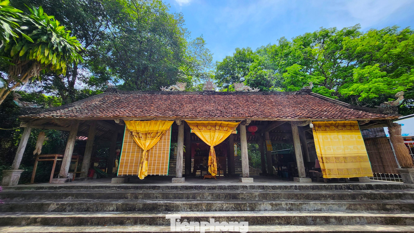 Bên trong đền, chùa đơn sơ mộc mạc. Các khung gỗ trong ngôi đền được chạm khắc những nét tinh xảo, cổ xưa. Tương truyền, ngôi đền và chùa rất linh thiêng. Hàng năm cứ dịp lễ, Tết, người dân trong và ngoài xã lại đến thắp hương.