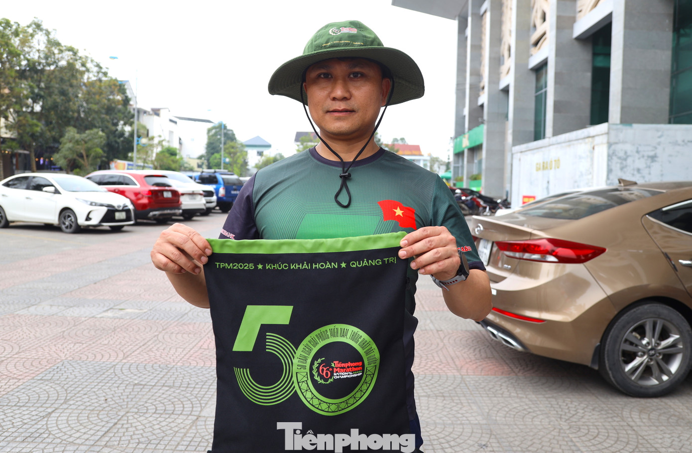 Điểm nhấn của bộ racekit năm nay là sự kết hợp giữa thể thao và tinh thần lịch sử hào hùng của dân tộc. Với chủ đề “Khúc khải hoàn”, bộ trang phục chính thức của Tiền Phong Marathon 2025 lấy màu xanh áo lính làm chủ đạo, gợi nhớ hình ảnh những người lính Cụ Hồ và bộ đội giải phóng năm xưa. Đây là cách Ban Tổ chức thể hiện sự tri ân và tôn vinh 50 năm ngày thống nhất đất nước (1975 - 2025).