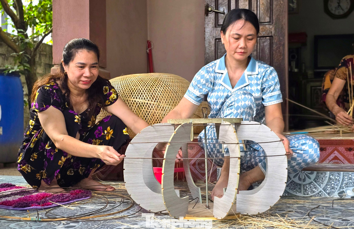 Để sản phẩm làm ra đều, đẹp, đúng kích thước, những người thợ sẽ dùng khuôn bằng gỗ và những vòng sắt để làm khung.