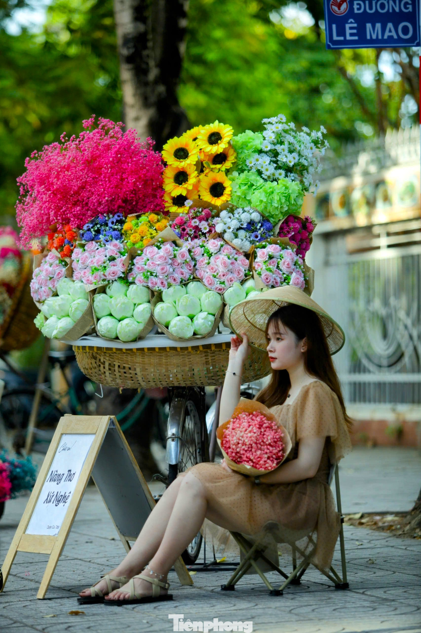 Những thiếu nữ thành Vinh khoe sắc dưới ánh nắng mùa thu bên những gánh xe chở đầy hoa rực rỡ.