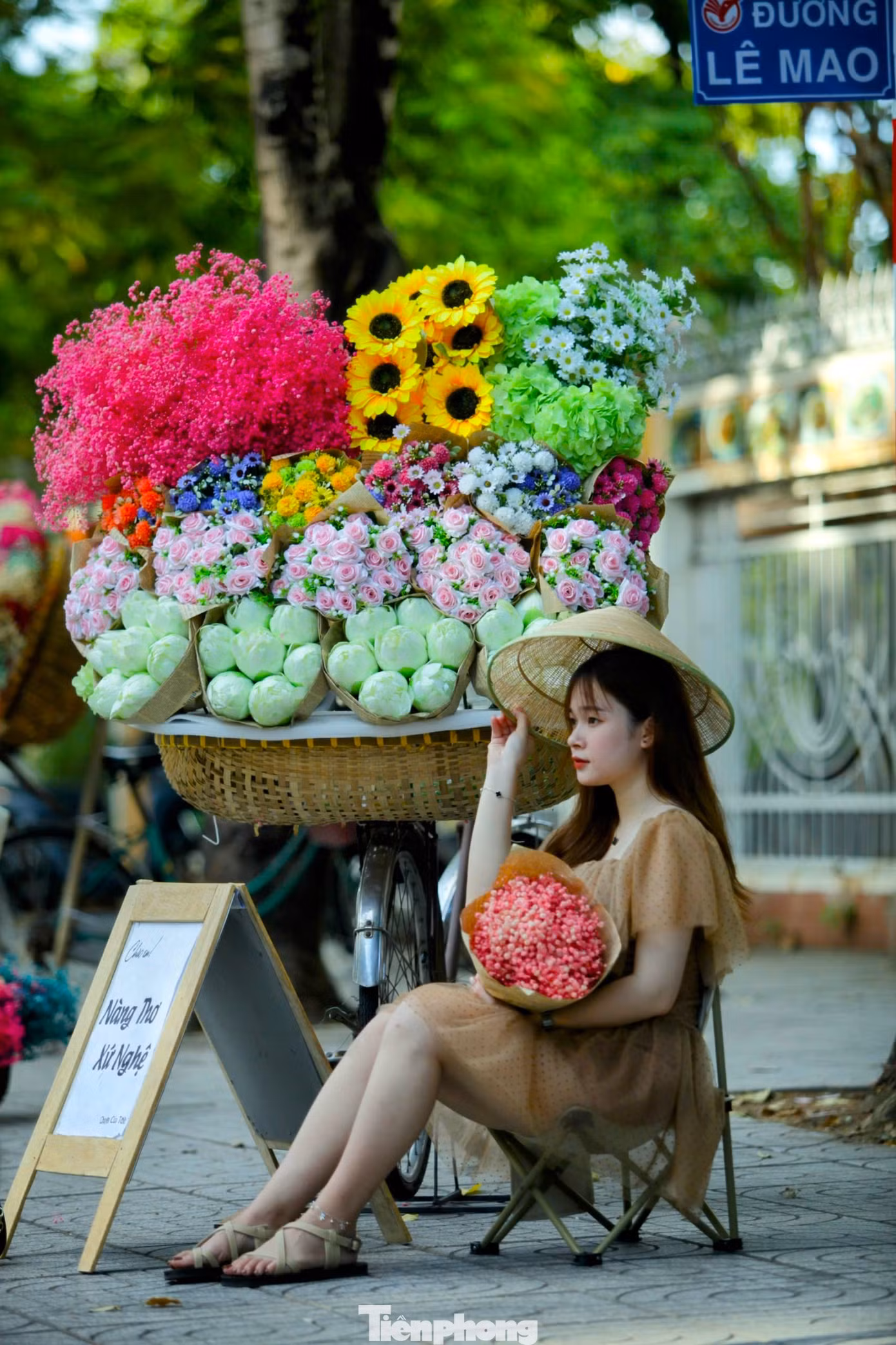 Những thiếu nữ thành Vinh khoe sắc dưới ánh nắng mùa thu bên những gánh xe chở đầy hoa rực rỡ.
