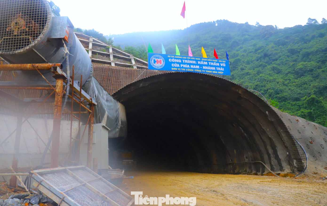 Hầm Thần Vũ là một trong những hạng mục hầm quan trọng, dài nhất trên cao tốc Bắc - Nam, đoạn Diễn Châu - Bãi Vọt. Hầm có chiều dài 1280m xuyên qua núi Thần Vũ. Phía Bắc hầm là huyện Diễn Châu và phía Nam là huyện Nghi Lộc (Nghệ An). Hầm có thiết kế 2 hầm riêng biệt, chiều rộng mỗi hầm là 13,78m, khoảng cách 2 tim hầm là 45m.