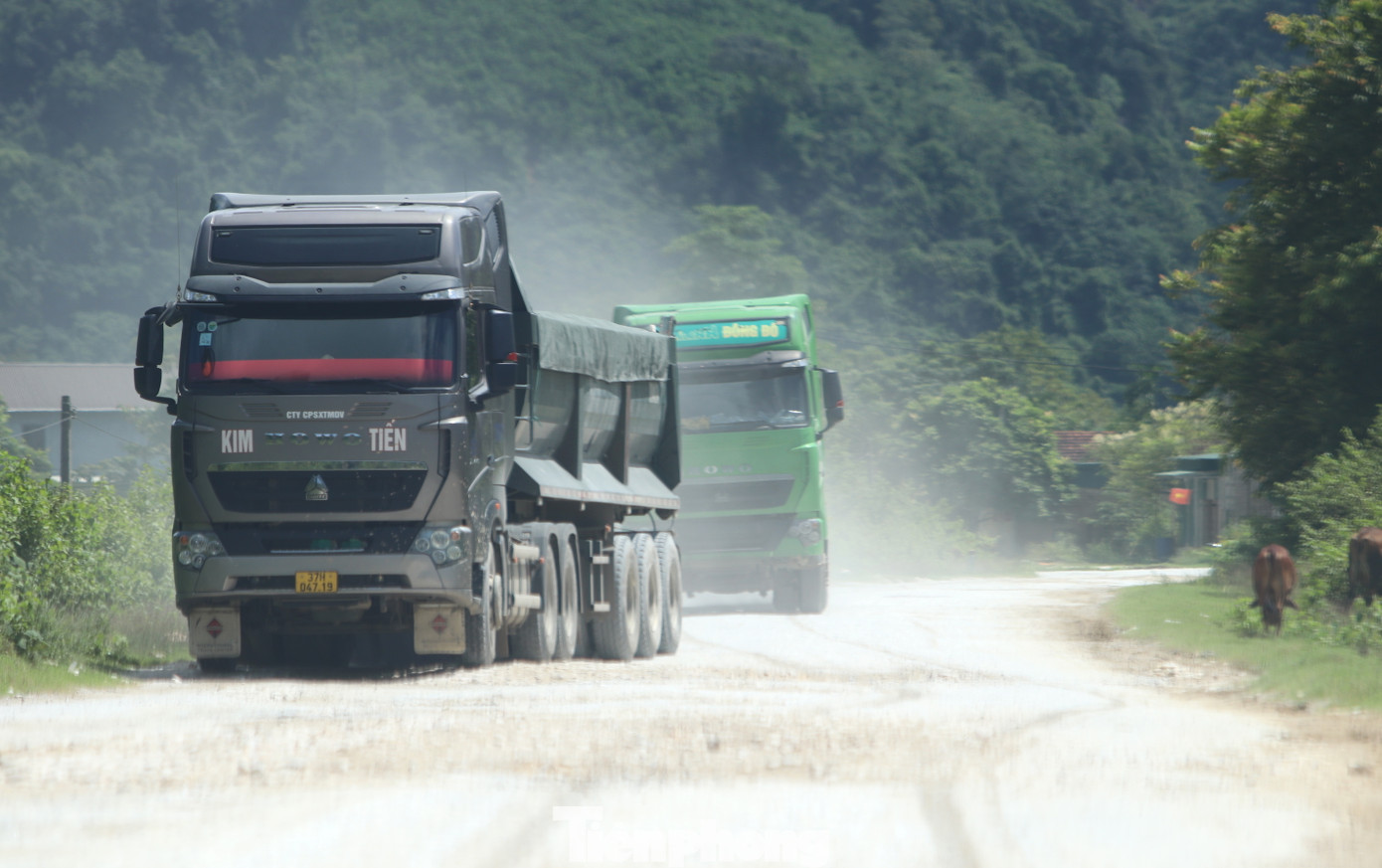 Xe tải chở đá nặng nối đuôi nhau đi trên tỉnh lộ 532, đoạn qua địa bàn xã Châu Hồng.