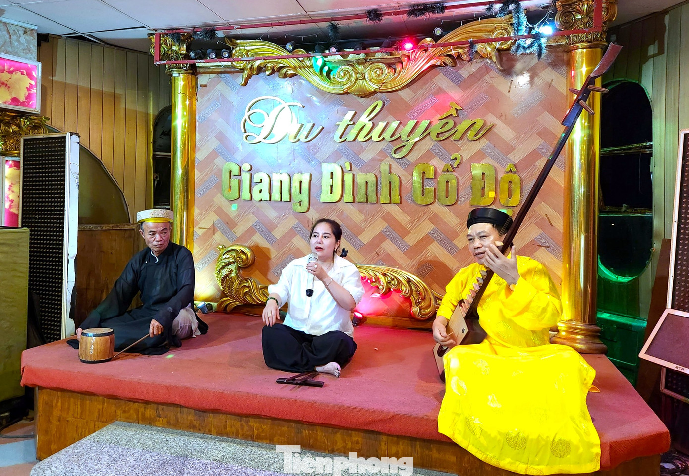 Nghệ sĩ ưu tú Bích Ngọc thể hiện làn điệu xẩm thương Thập ân phụ mẫu trên du thuyền khiến nhiều du khách thích thú.