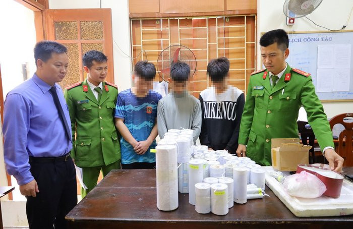 Các em học sinh cùng tang vật tại cơ quan công an.