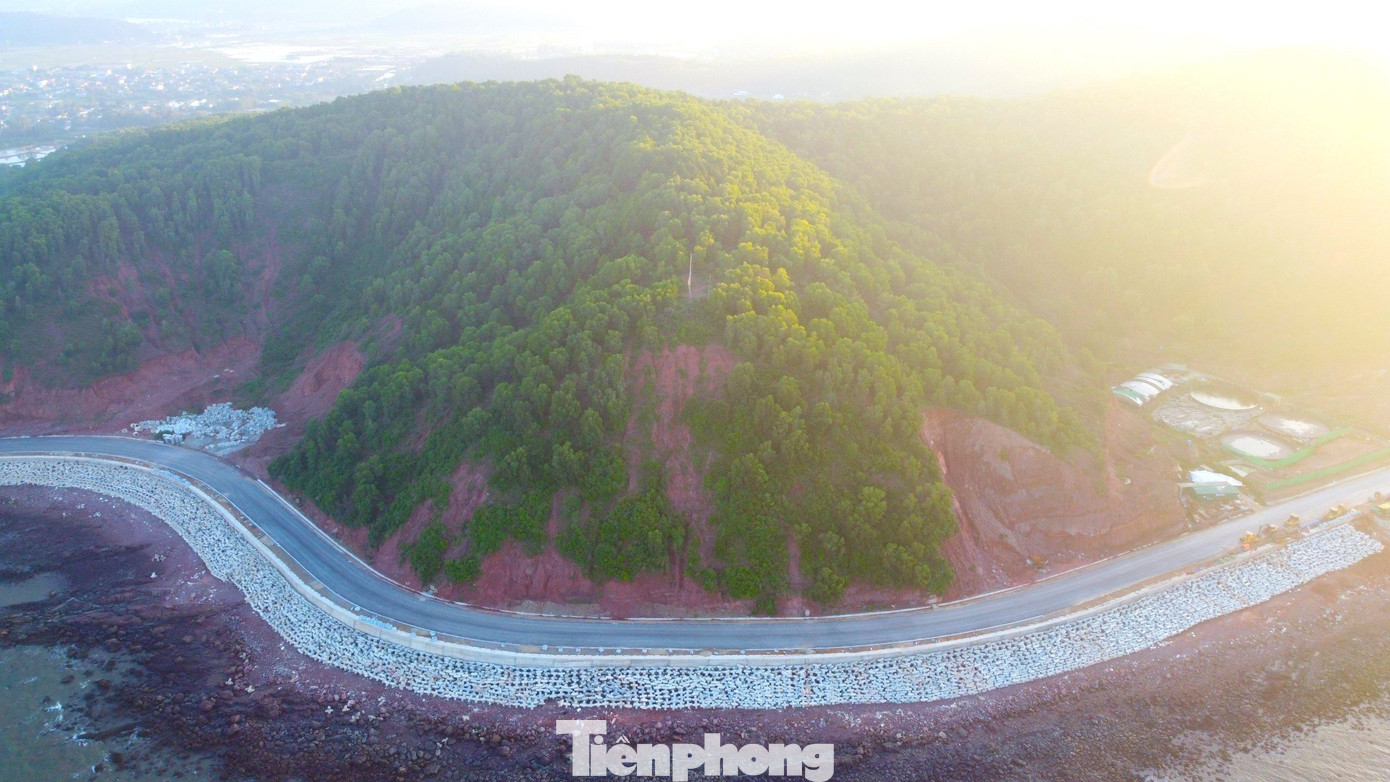 Đoạn đường đi qua biển và núi thuộc xã Nghi Tiến (huyện Nghi Lộc) được xây rãnh thoát nước hình thang sâu một mét, dài hàng trăm mét ở chân taluy âm nền đường. Khi trời mưa, nước trên mái đổ xuống, rãnh có chức năng thu nước từ mái taluy và mặt đường để chống xói mòn. Những đoạn đi sát bờ biển sẽ được xây thêm kè chắn sóng phía ngoài.