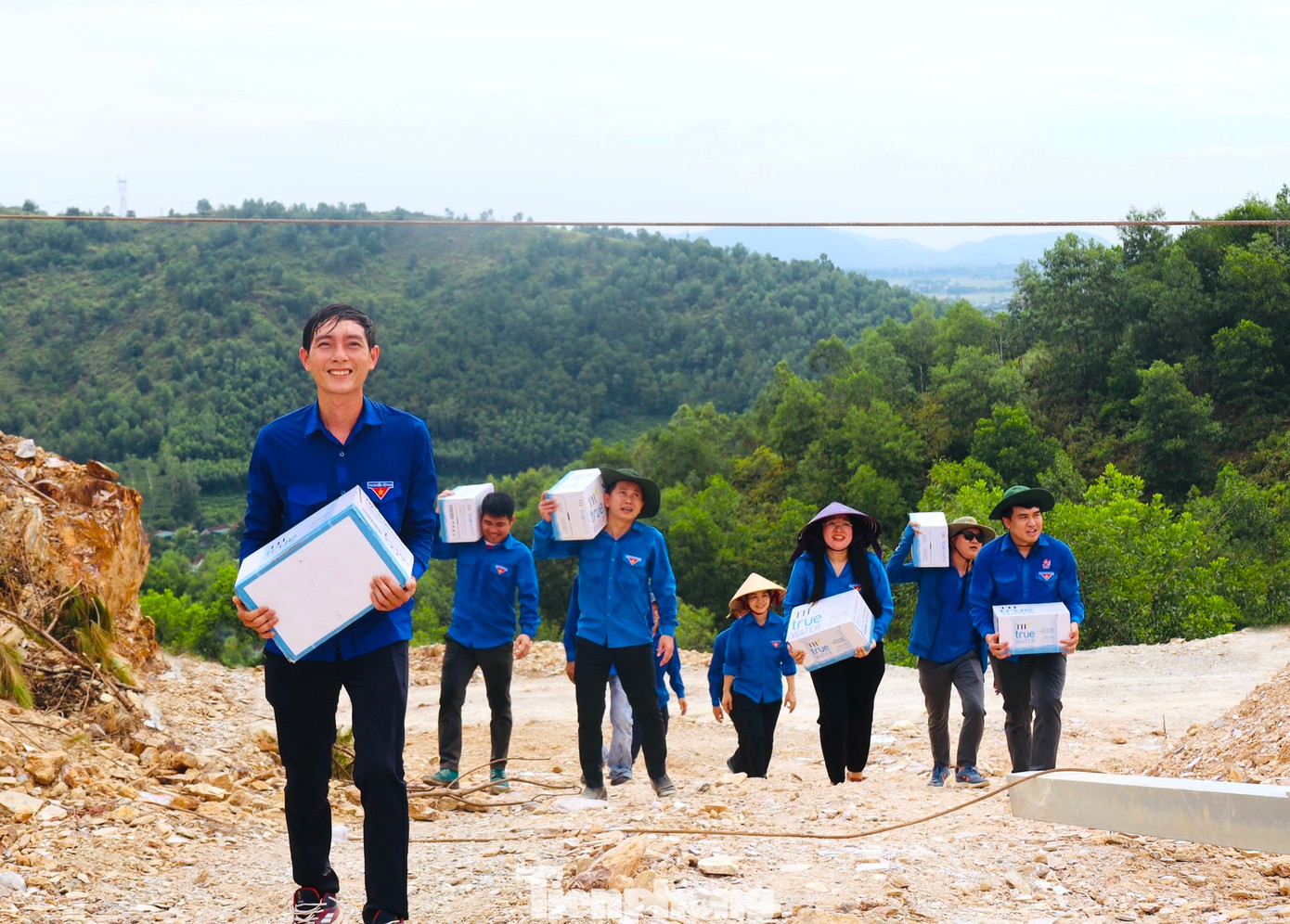 Công trình thi công cột 309 nằm trên núi cao, đoàn công tác Tỉnh Đoàn Nghệ An, huyện Đoàn Nam Đàn phải vác từng két nước đi bộ hàng trăm mét, vượt nhiều con dốc cao mới có thể đến tận nơi công trường.