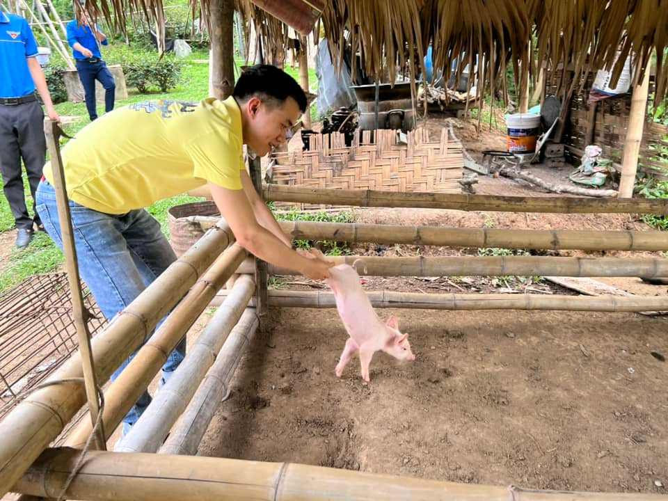 Trước đó, Huyện đoàn Con Cuông đã phối hợp với doanh nghiệp trên địa bàn trao tặng cây giống, con giống và tặng quà cho các cháu học sinh có hoàn cảnh khó khăn trên địa bàn xã Yên Khê với 61 suất quà; tặng 2 cặp lợn giống, 30 con gà giống cho 2 hộ gia đình thanh niên phát triển kinh tế, tặng cây giống cho 3 hộ gia đình tại xã Yên Khê.