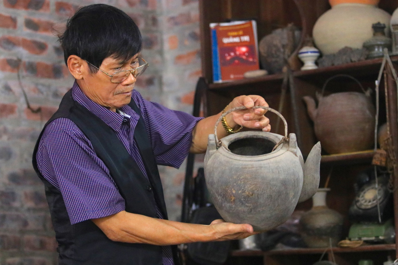 Ngoài kỷ vật chiến tranh, ông Hoan còn sưu tầm nhiều đồ vật cũ từ hàng chục đến hàng trăm năm trước. Tất cả được sắp xếp, trưng bày theo chủng loại từ đồ dùng sinh hoạt, công cụ sản xuất…