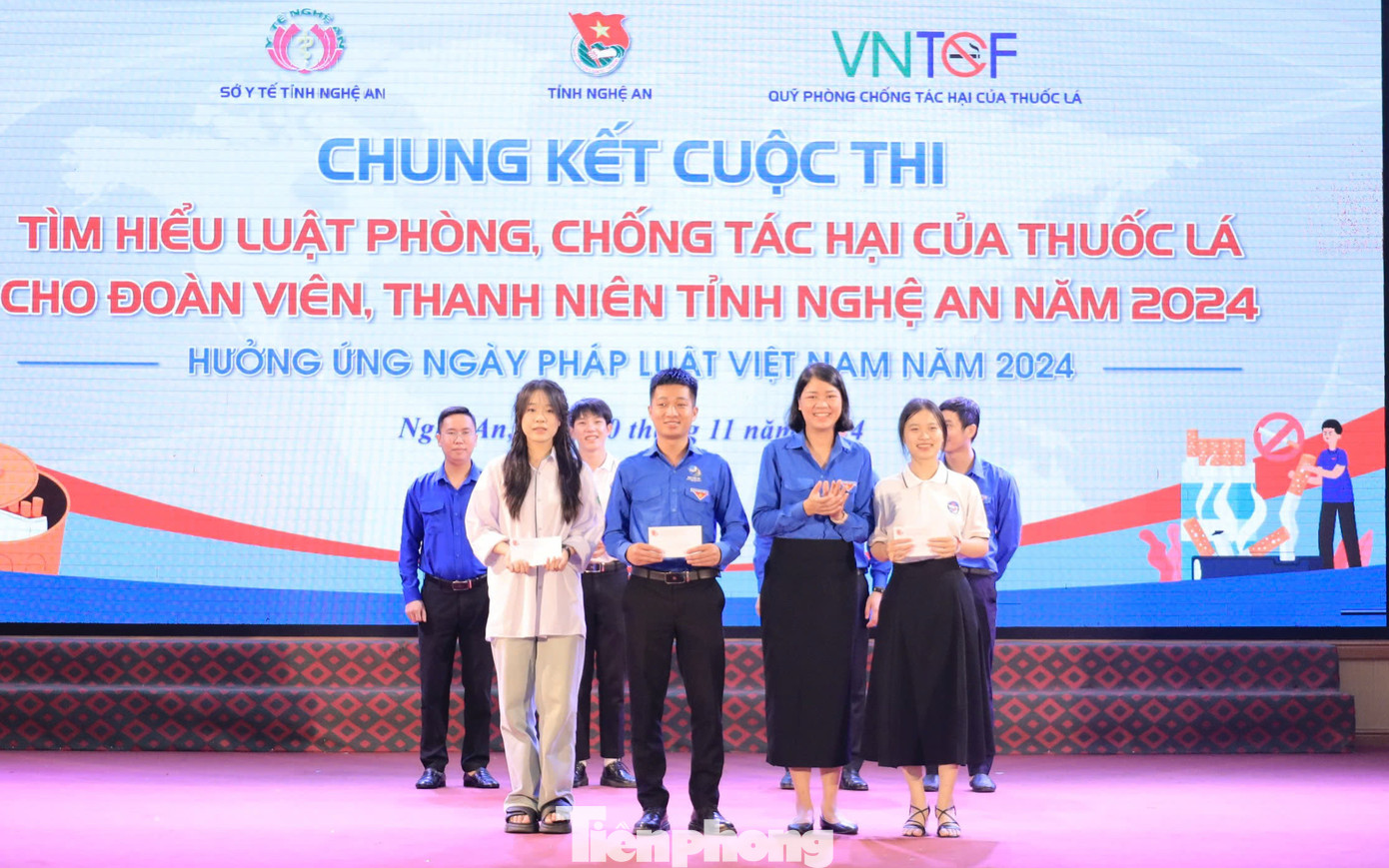 Ban tổ chức trao các giải phụ cho các đội. Ban tổ chức trao các giải phụ cho các đội.