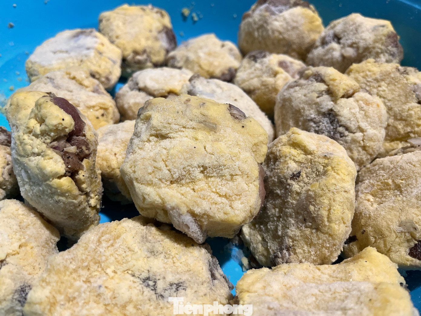 Để việc gói bánh nhanh hơn, những người thợ sẽ chuẩn bị sẵn nhân bánh rồi nén lại thành từng khối nhỏ.